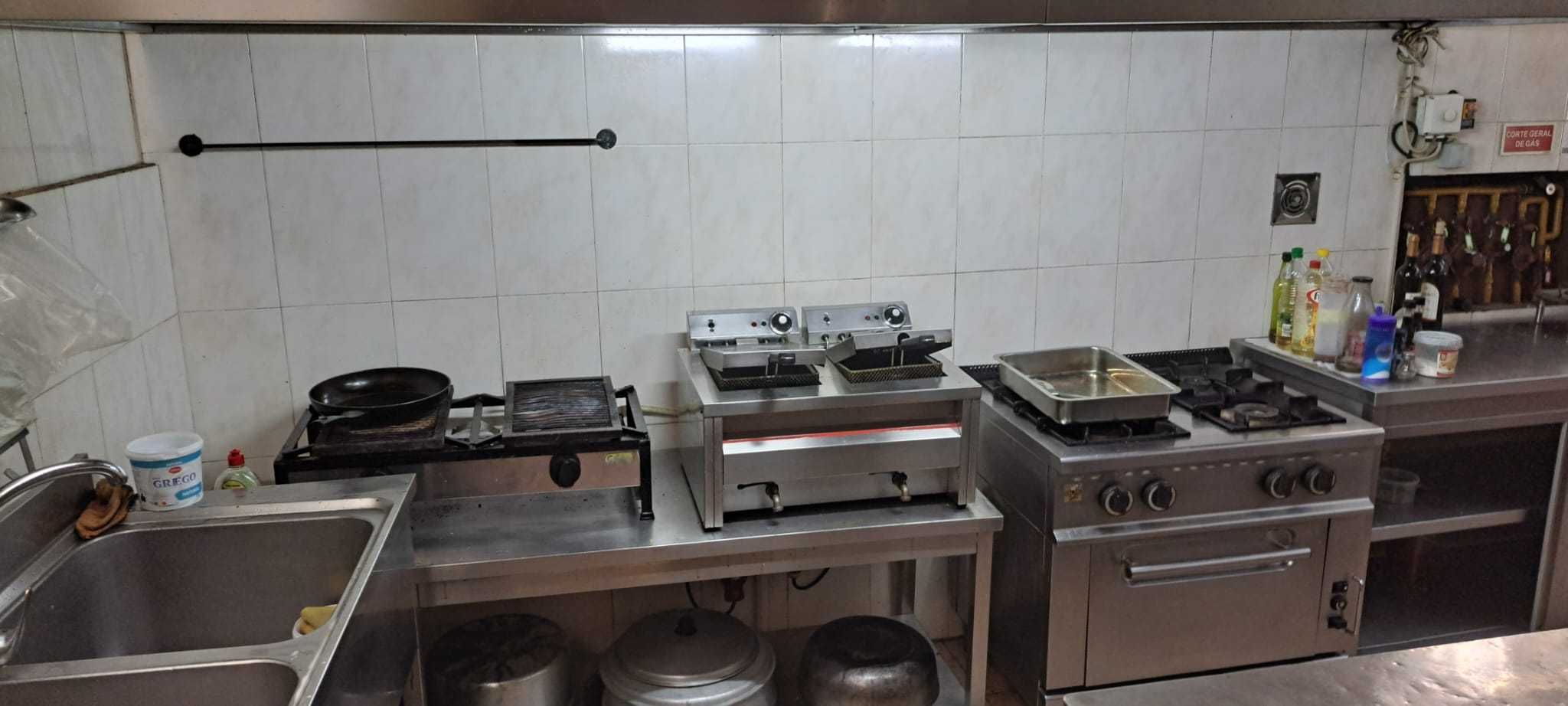 Restaurante com cozinha equipada