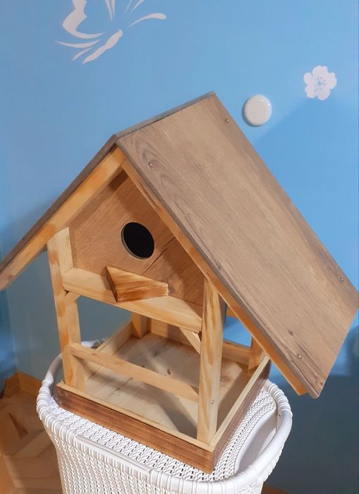 Karmik  dla ptaków z budką