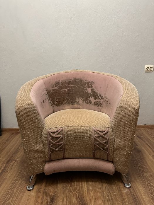 Крісло мʼяке зручне вінтажне на ніжках