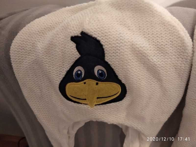 Biała czapka z aplikacją Angry Birds z wiązaniami