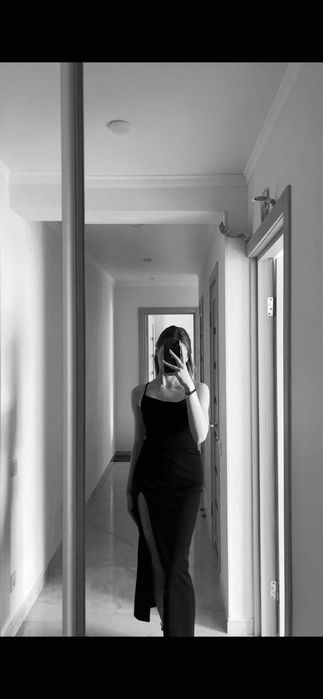 Красива сукня з відкритою спиною,а також високим розрізом по нозі.