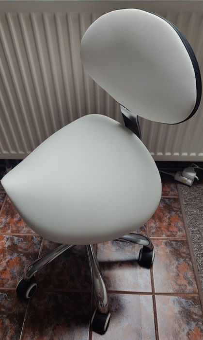 Taboret krzesło medyczne kosmetyczne siodło z oparciem białe