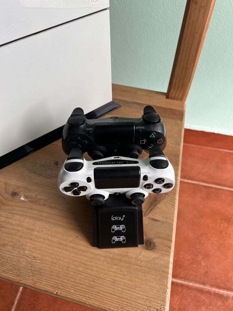 PS4 500GB + 2 comandos + Oferta carregador de 2 comando em simultaneo