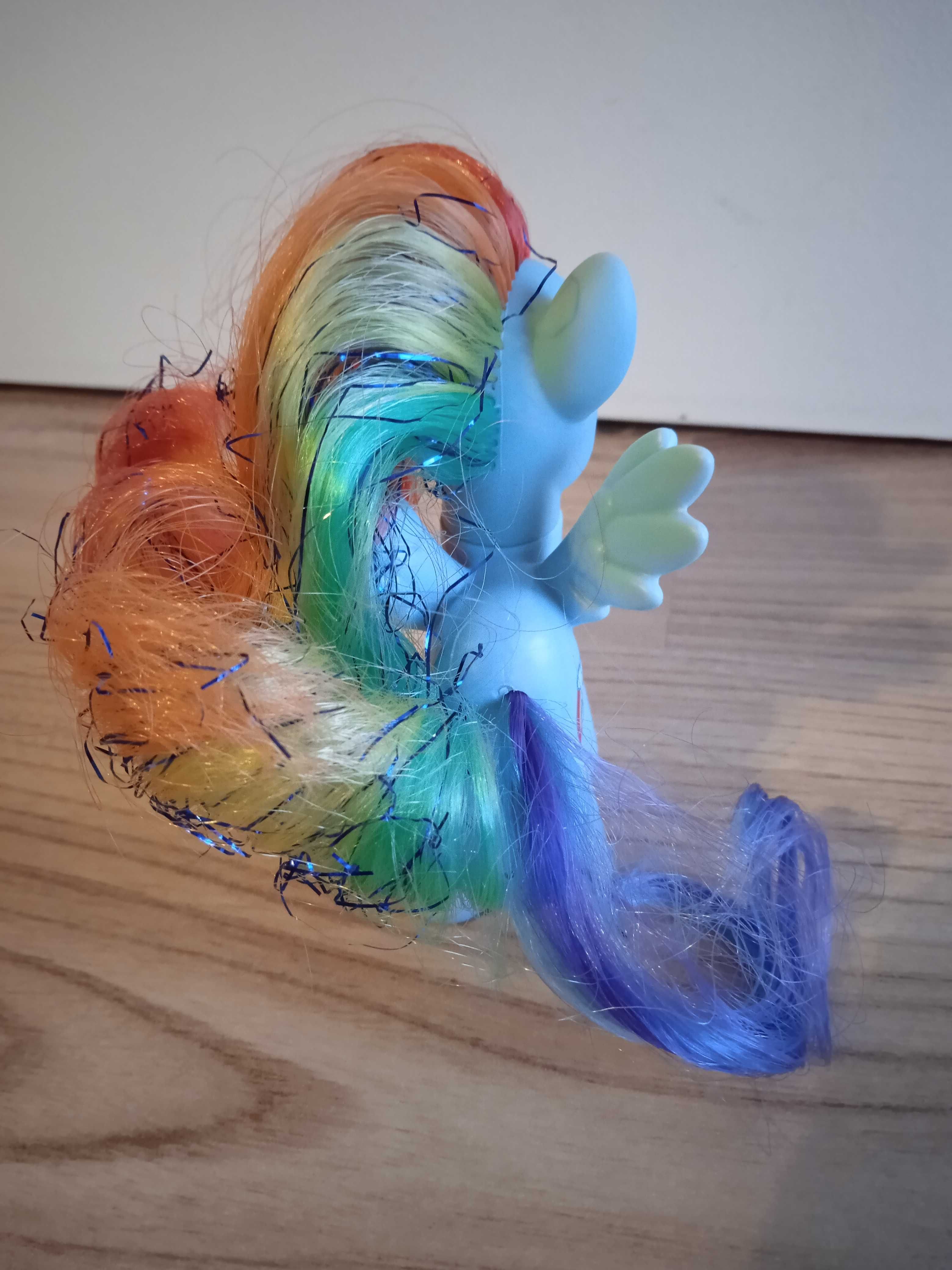 Kucyk Rainbow Dash z serii My Little Pony. Ok. 8 cm wys. Hasbro