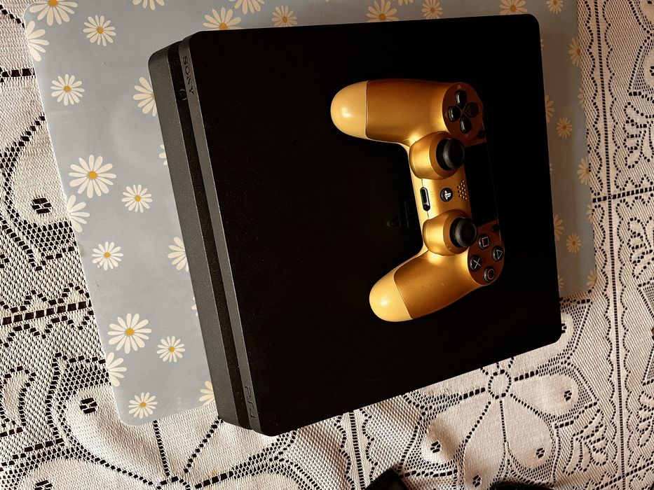 PS4 slim + 1 pad + stacja dokująca