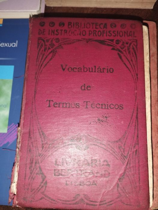 Vários livros didáticos