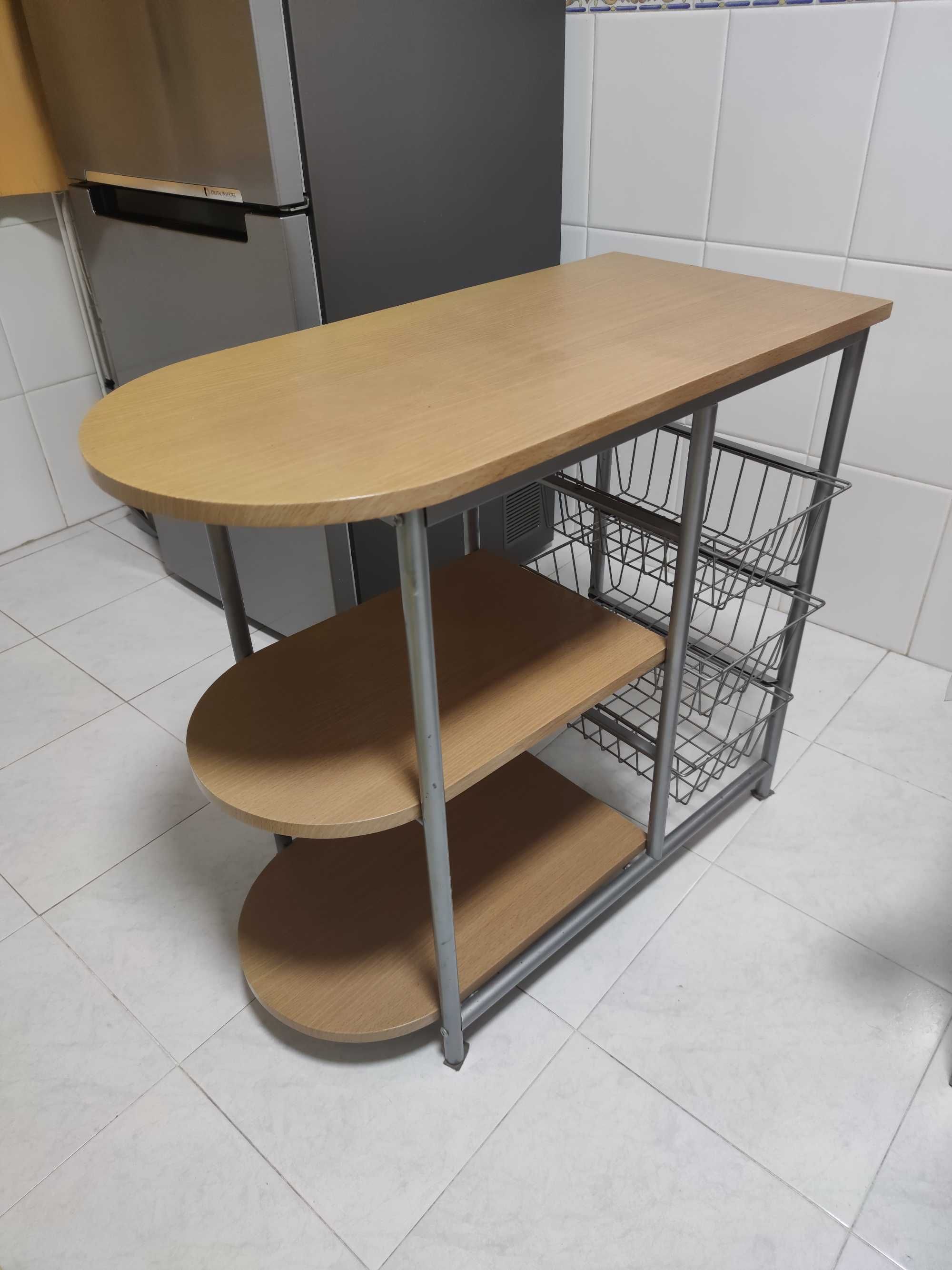 Mesa de apoio em bom estado.