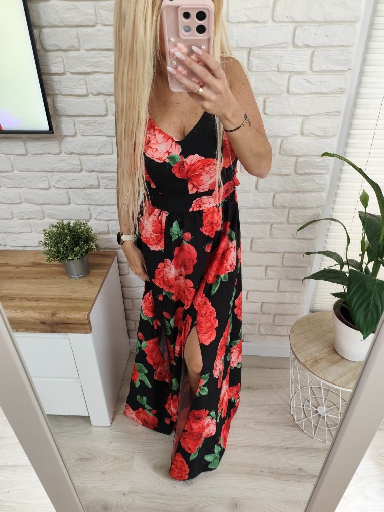 Czarna sukienka w kwiaty