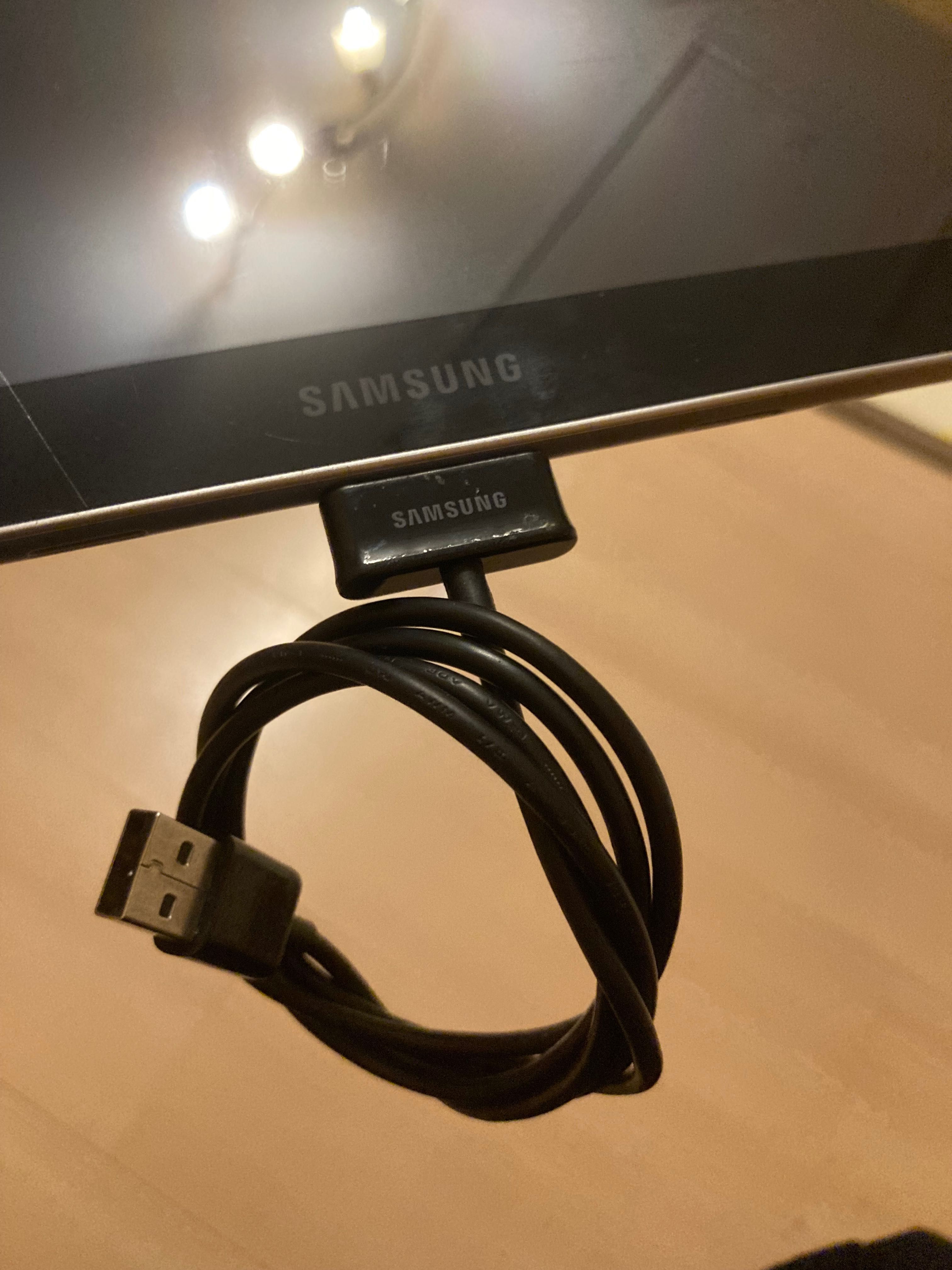 Tablet Samsung Galaxy Tab 8.9 sprawny, bateria trzyma