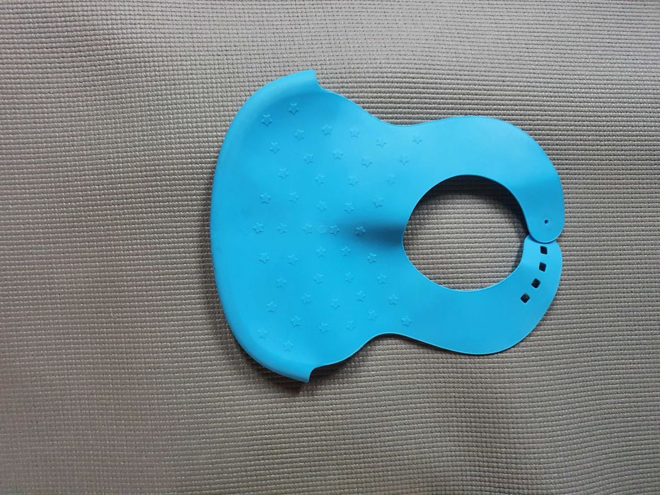 Niebieski gumowy śliniak z rynienką