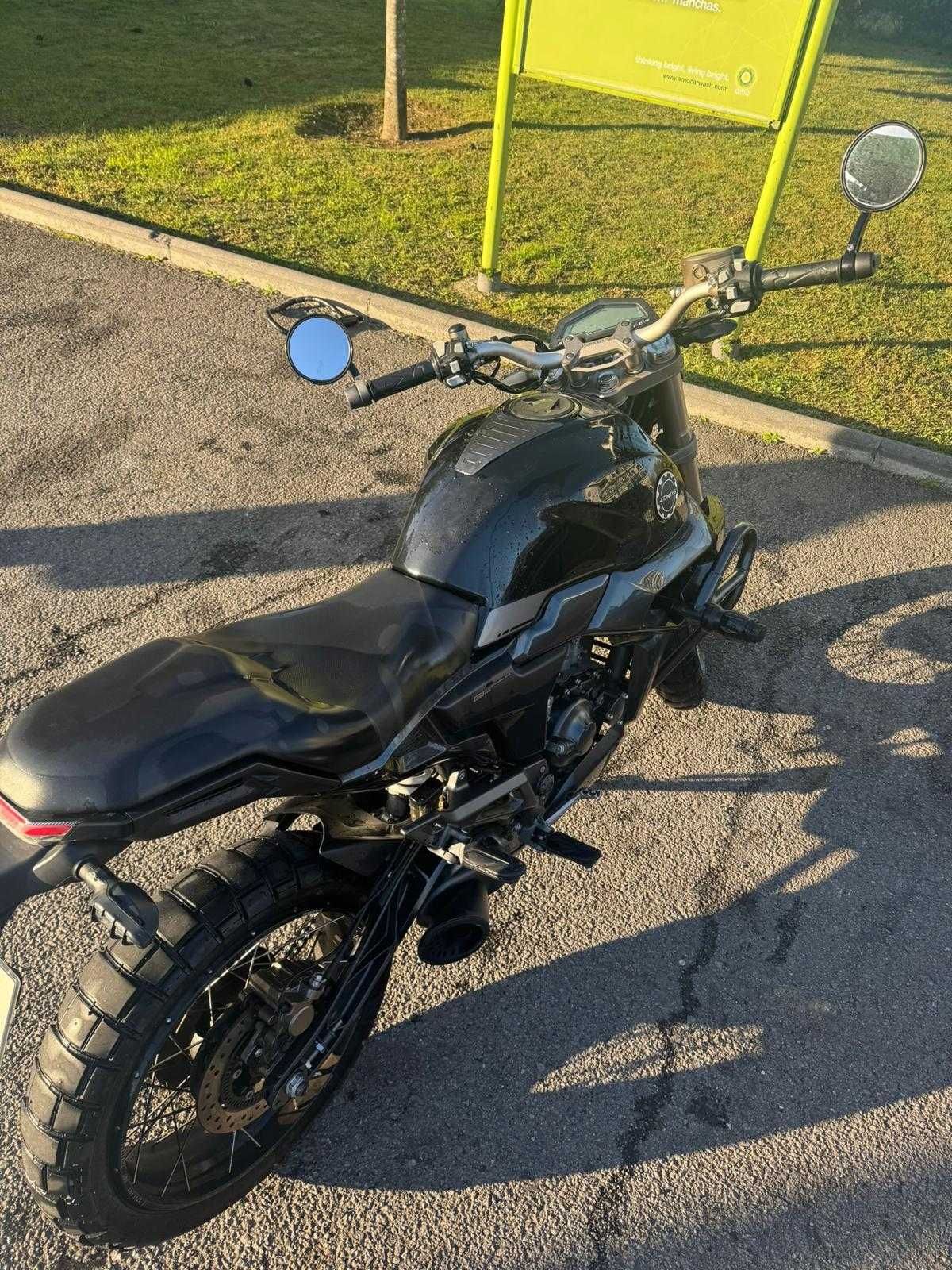 Mota sem necessidade de carta que aparenta ser mais de 125 cc