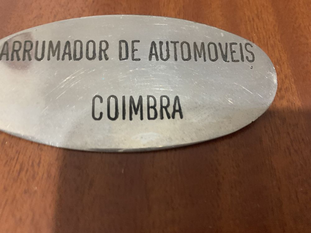 Placa identificativa de arrumador de automóveis de Coimbra