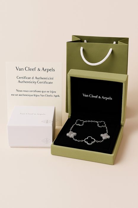 Pulseira trevos estilo Van Cleef  Charme e sofisticação