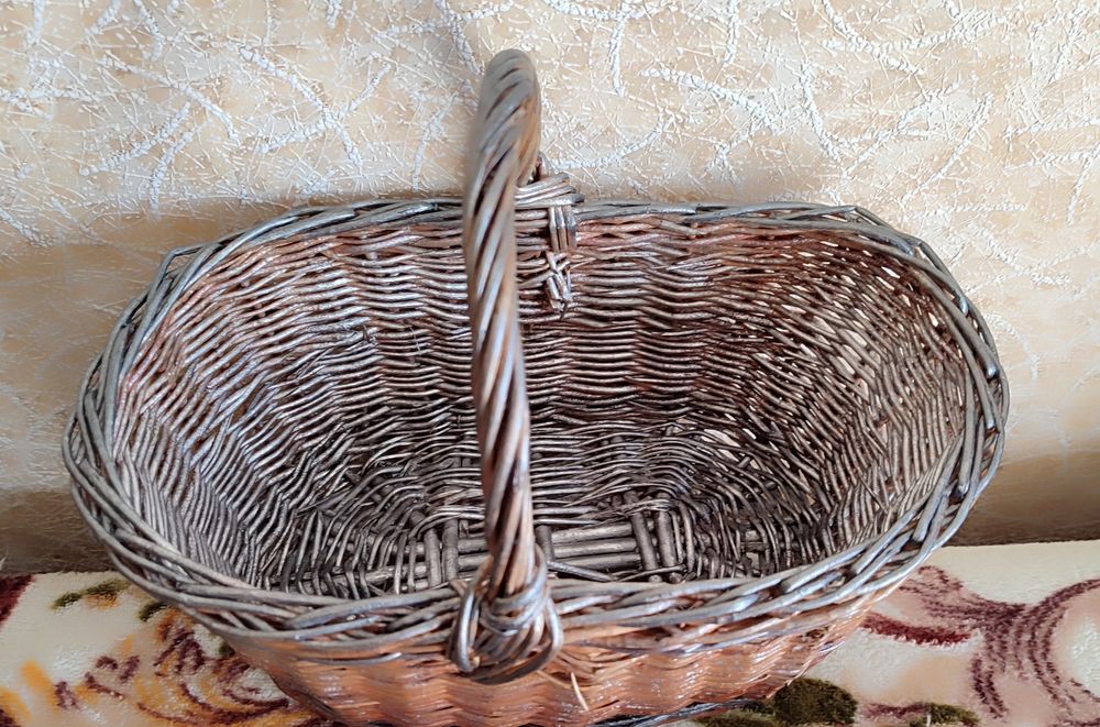 Плетеная корзина с лозы