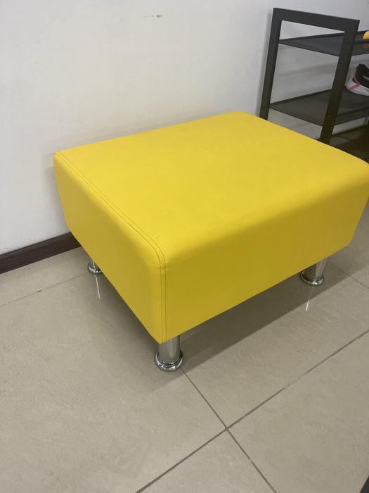 Продам 2 пуфа жовтих і бенкетку