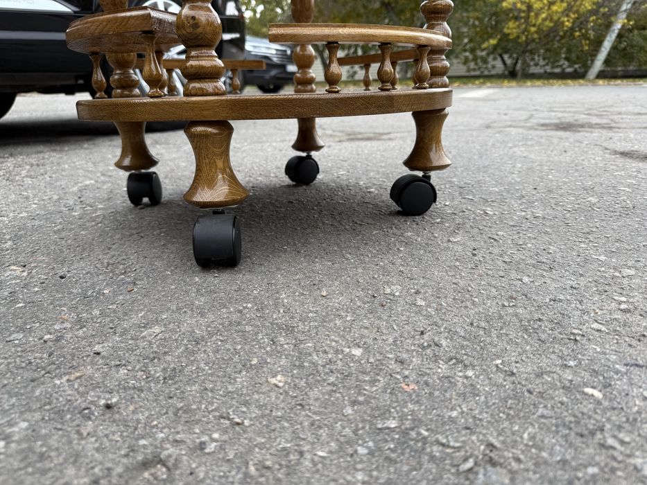 Стіл дубовий для напоїв , ручна робота