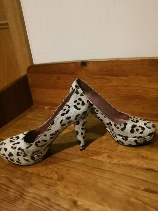 Sapatos tigreza branco e preto.