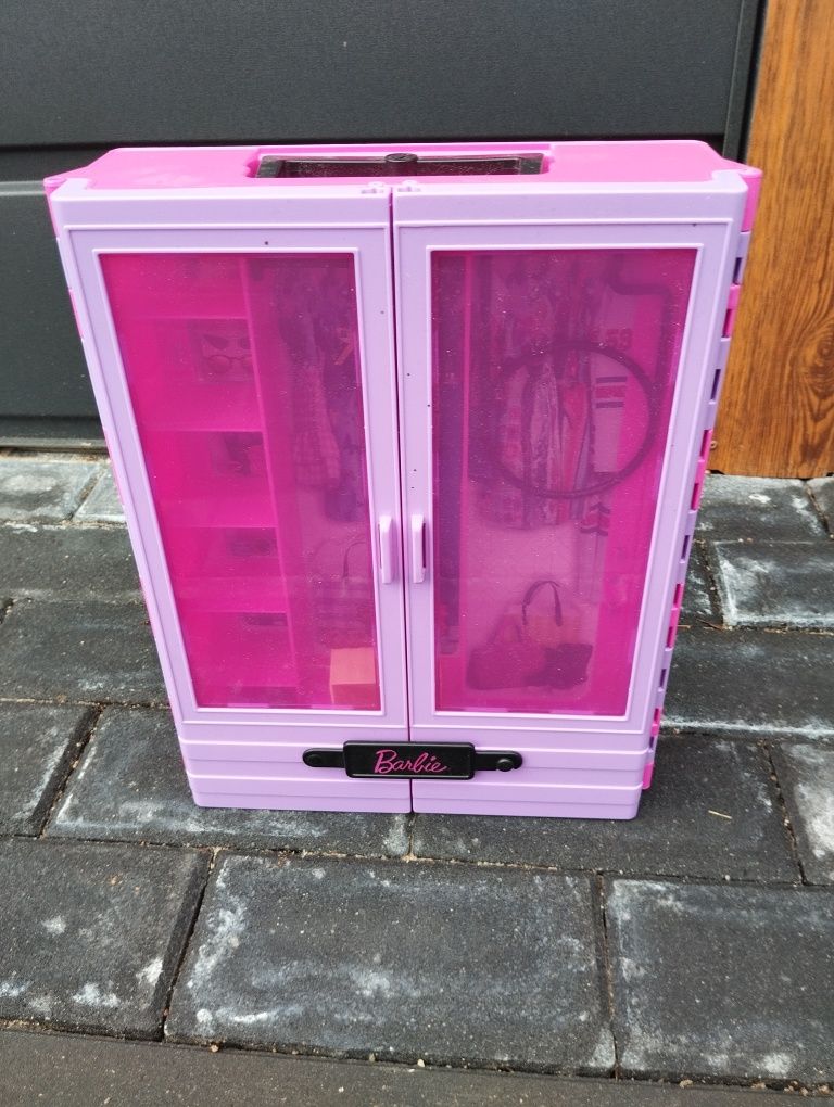Szafa z lalkami, ubraniami Barbie