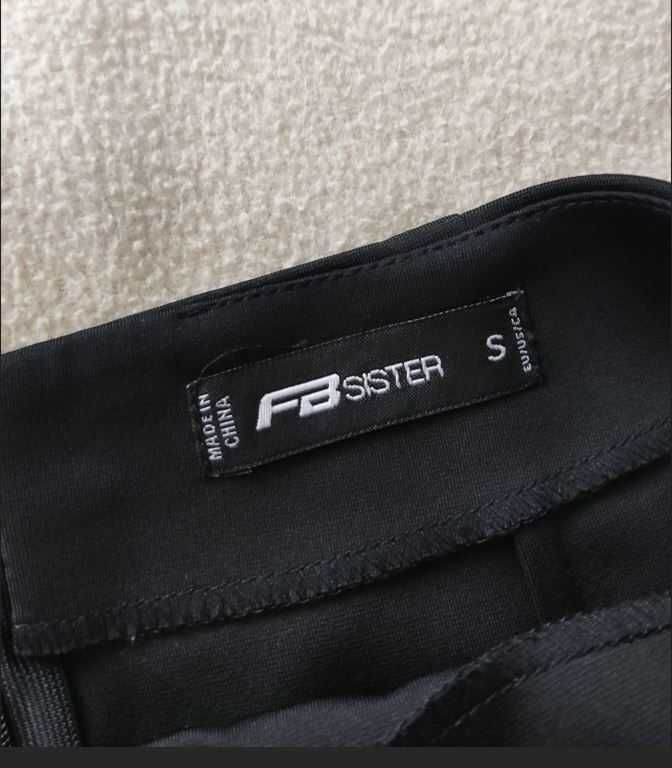 Czarna krótka spódnica FBSISTER z zapięciem z boku, rozmiar S