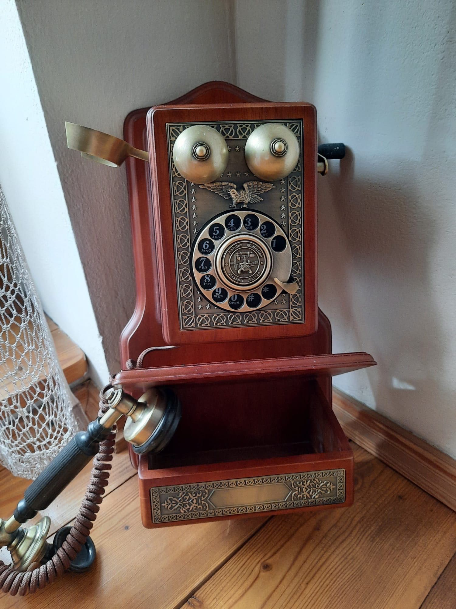 retro vintage telefon Castel stacjonarny wiszący na ścianę aparat tel