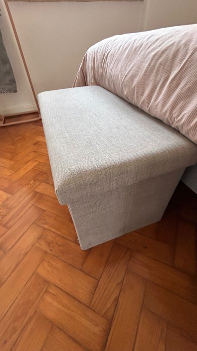 Arca banco cinza, com tampa almofadada.