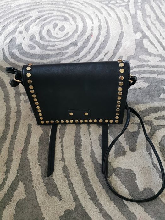 Czarna torebka z złotymi dodatkami