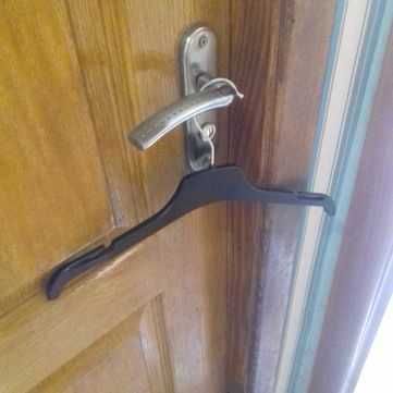 Отдам в Дар 5 крепких чёрных вешалок для одежды, юбок и брюк.