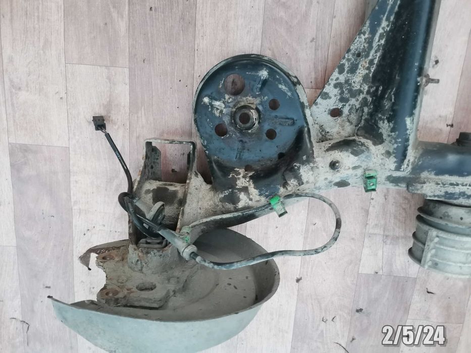 VW Passat B5 FL lift Kombi Belka tylnego zawieszenia tylna tył