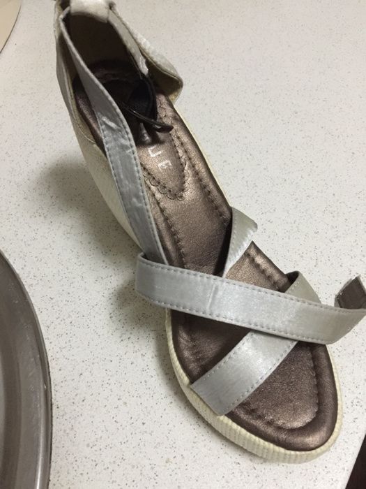 Sandálias Rosas e Cinzentas de Salto Alto Novas