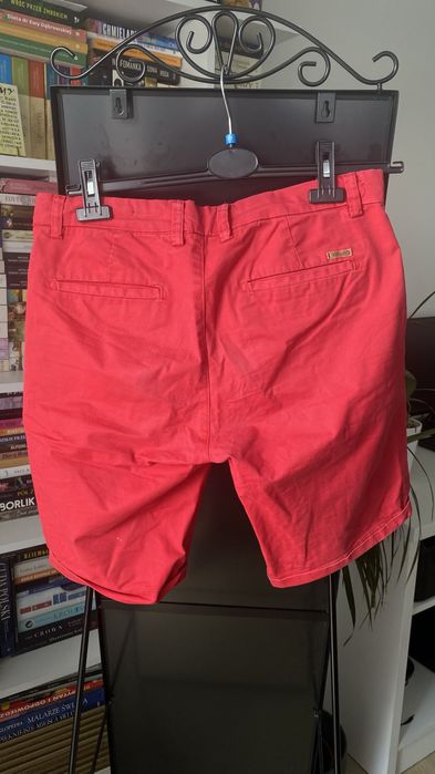 czerwone krótkie spodenki
