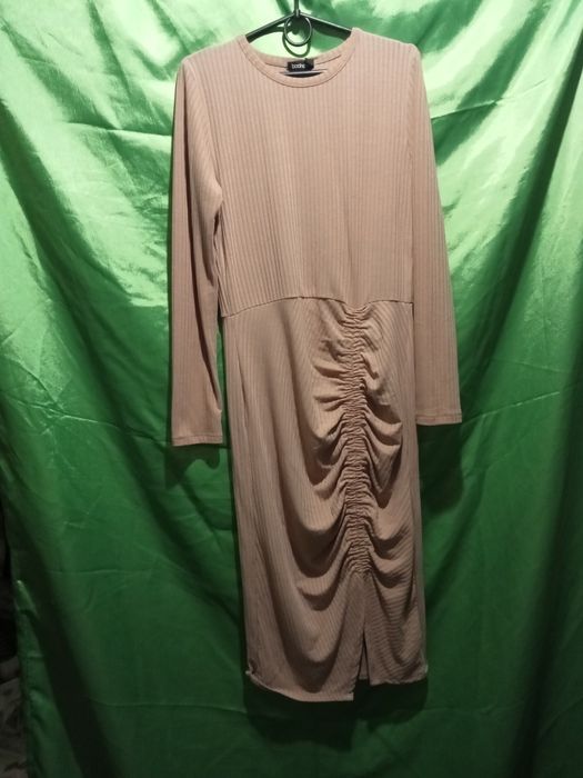 Сукня в рубчик бежевого кольору зі стяжкою на ліву ногу і розрізом XL