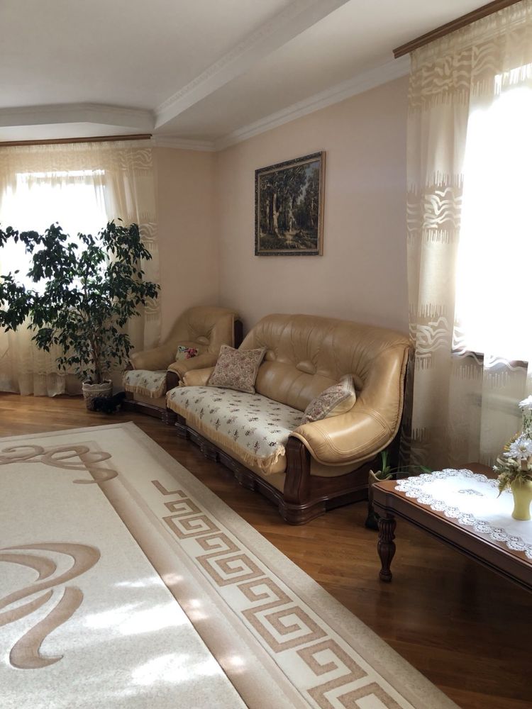 Продається красивий двухповерховий будинок в селі Ствнішівка
