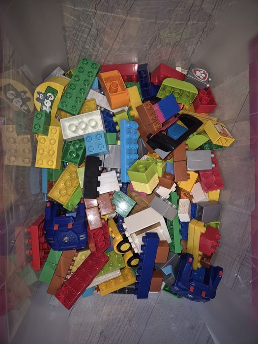 Duży zestaw klocków Lego Duplo ze stolikiem 6 kg