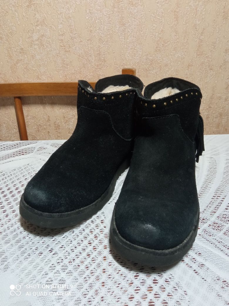 Зимние удобные UGG р.33