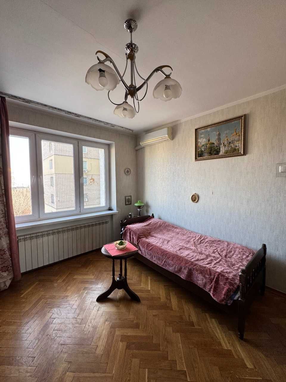 Печерський р-н, вул. Суворова 11; 4 кімн. площа 100,7 м2. Без комісії.