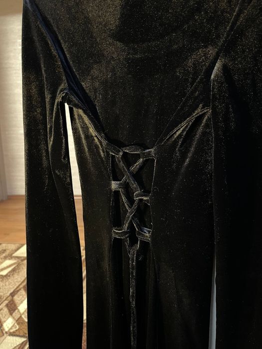 Чорне плаття із шнуровкою на спині
