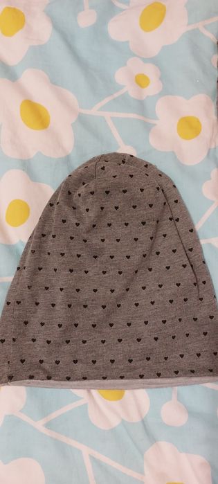 2 czapki szare w czarne serduszka