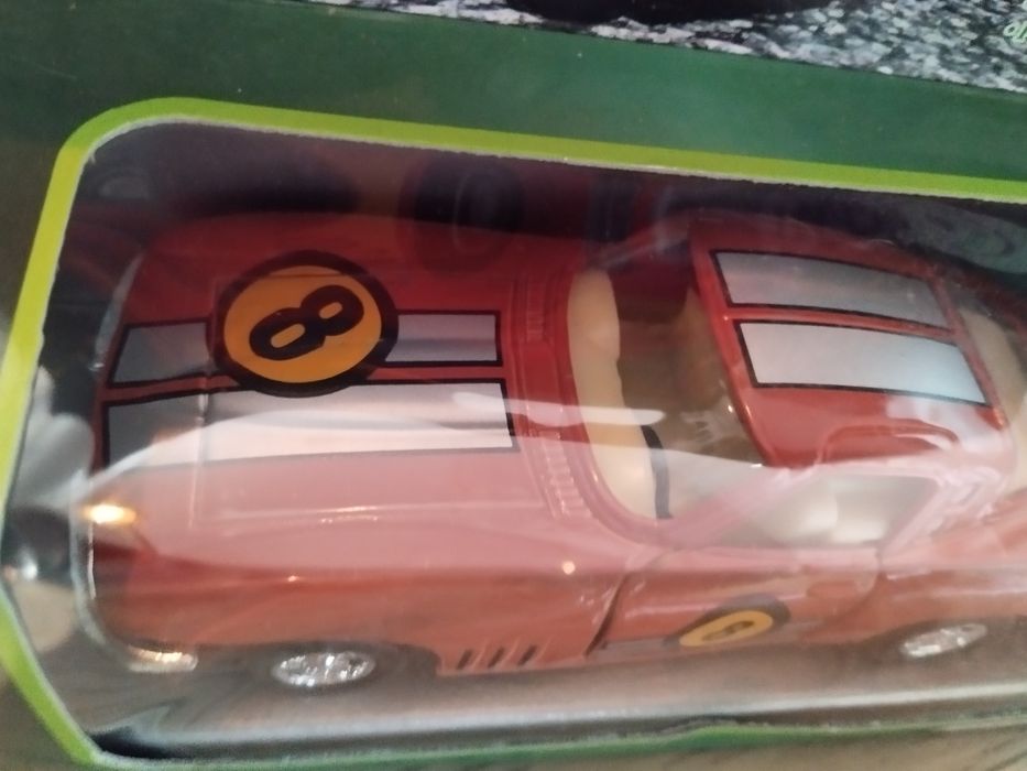 Chevrolet Corvette vermelho nº8 diecast 1:43