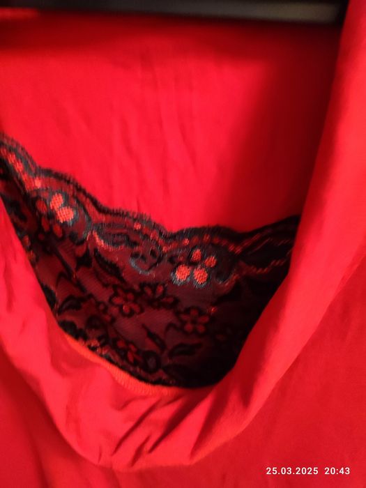 Красный свитер с гипюровой вставкой.