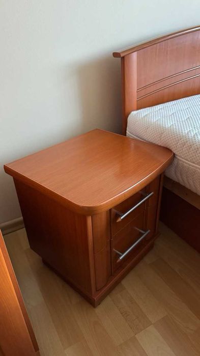 Łóżko ze stelażem plus dwa stoliki nocne