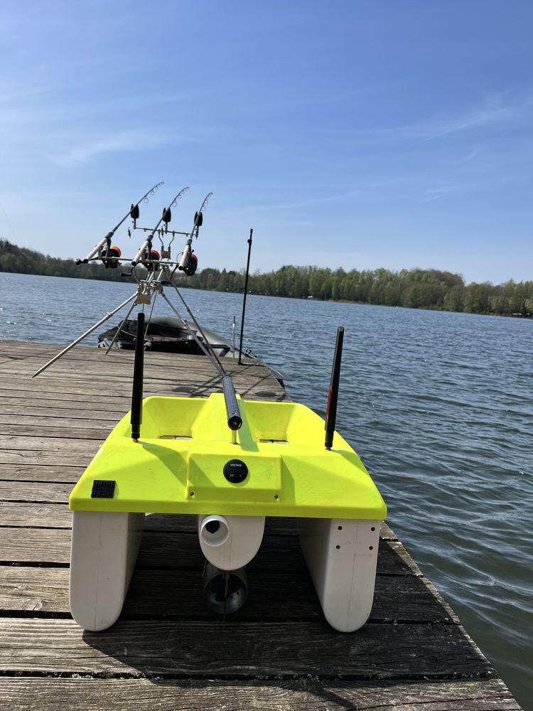 Łódka zanętowa, trimaran z GPS, autopilotem, boosterem i deeperem!