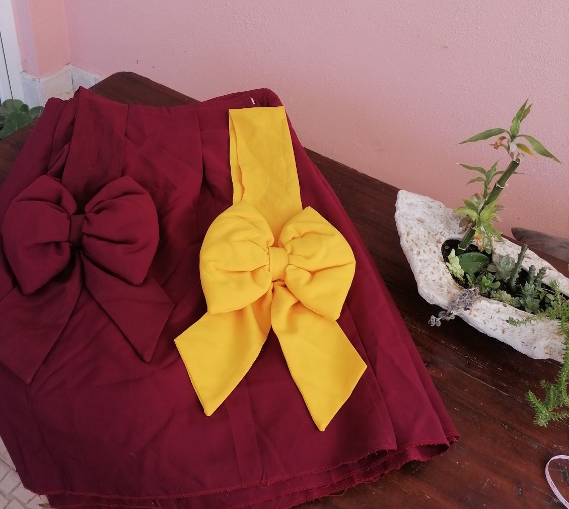 Laços e " saias" de mesa para decoração eventos