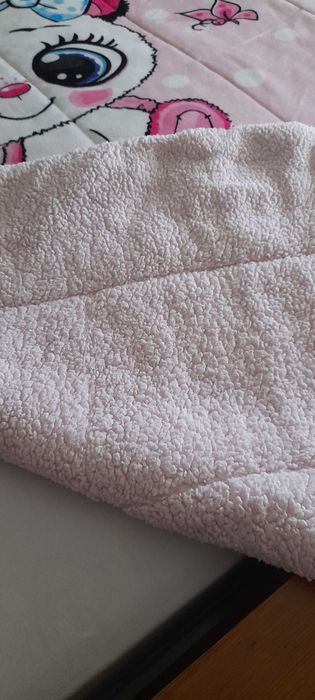 Edredão polar em rosa para quarto de menina