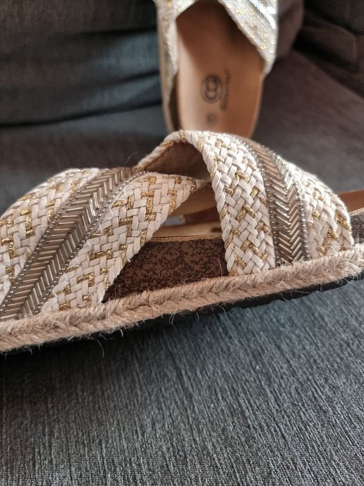 Sandálias bejes com missangas douradas