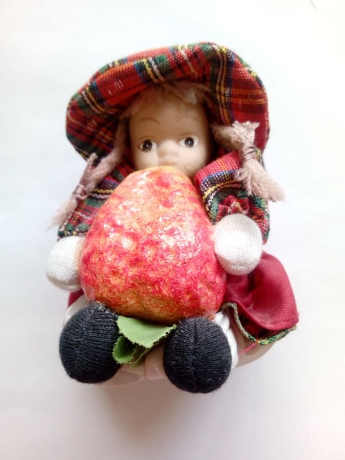 Kolekcje figurka laleczka dziewczynka z truskawką mała 10 cm