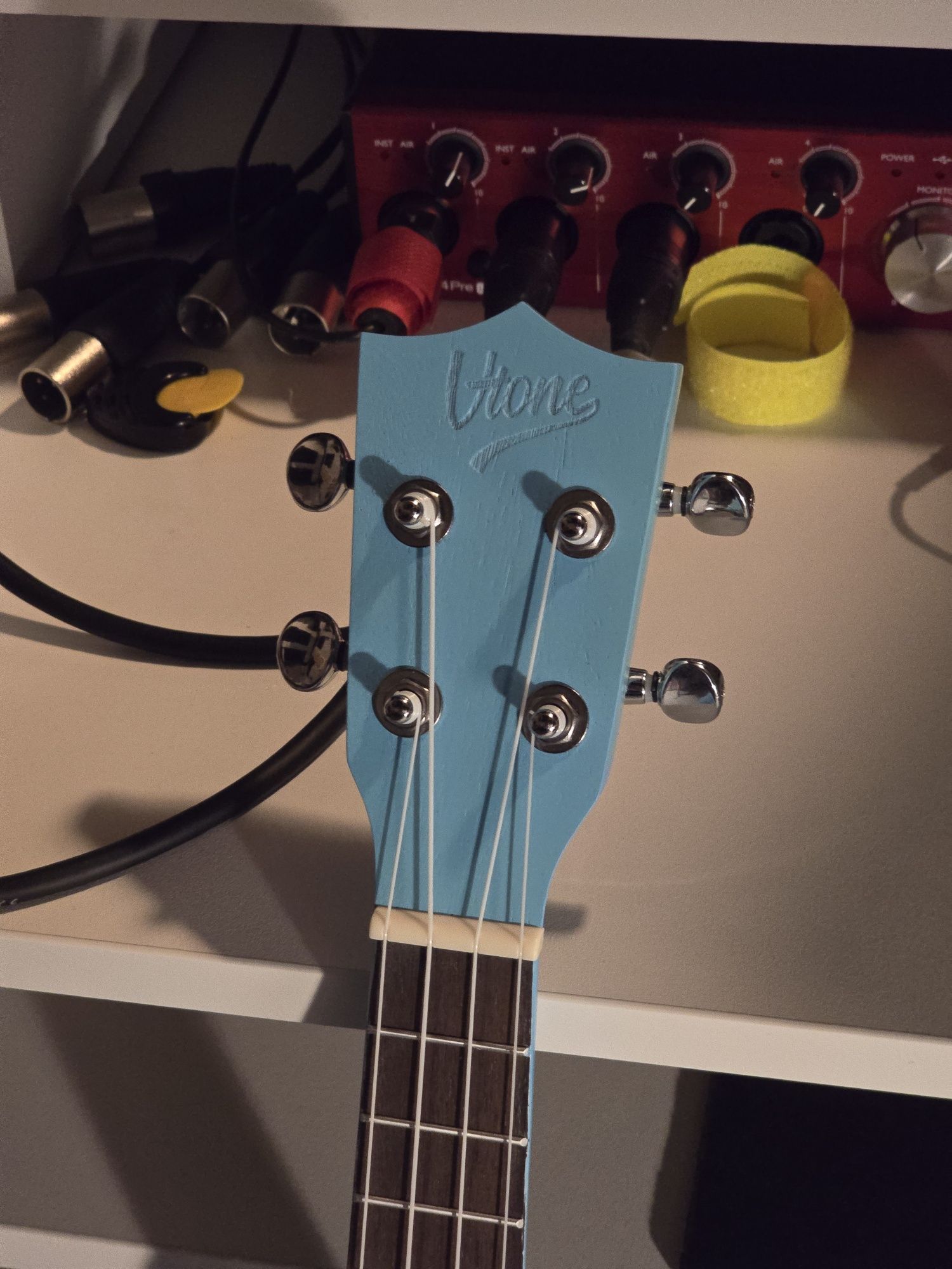 Mikser, statyw, gitara, ukulele