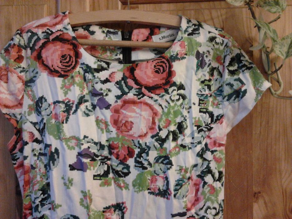 Sukienka w kwiaty s. Moriss r 36, kolor jasna z motywami kwiatowymi.