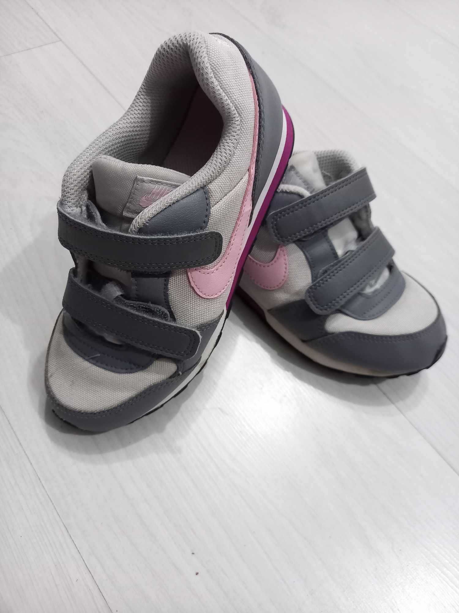 buty dziecięce dla dziewczynki Nike. Rozmiar 31, długość wkładki 19 cm