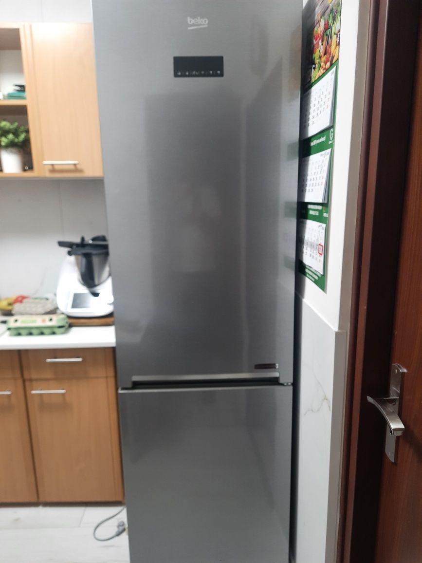 Lodówka beko  uszkodzona