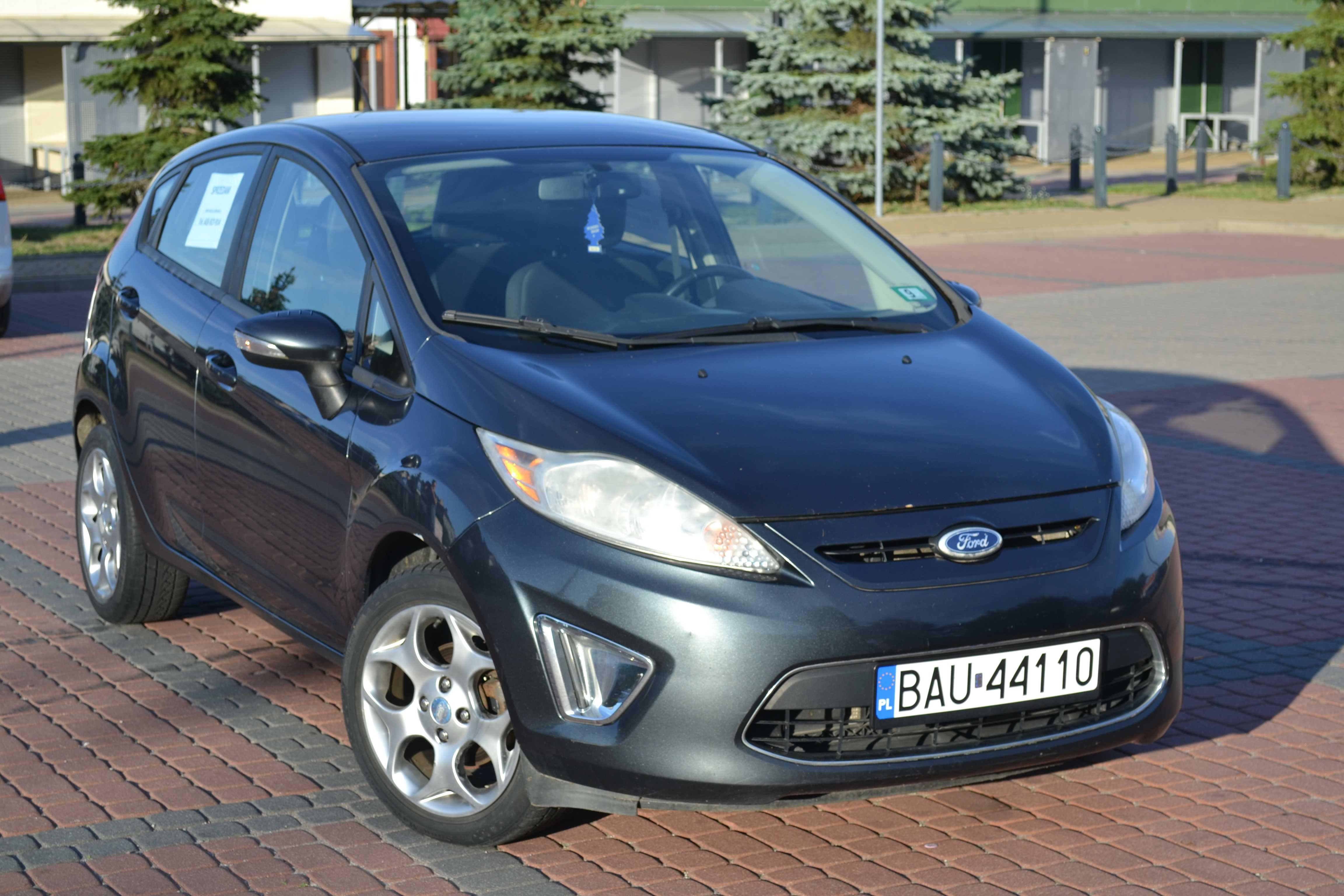Sprzedam Forda Fiestę 1,6 benz 2011, lekko uszkodzony